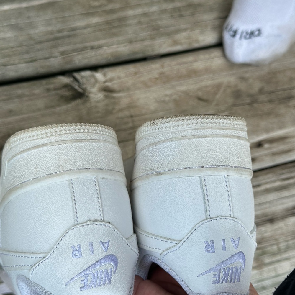 Nike White Leather Sneakers Classic Athletic Design